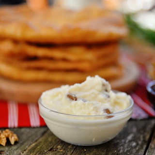 Scovergă cu brânză dulce și stafide