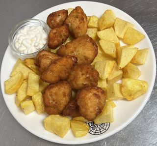 Lagrimitas de pollo caseras al limón con patatas