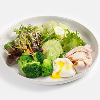  Зеленый салат с индейкой