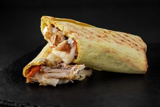 Сулугуні в лаваші з куркою 