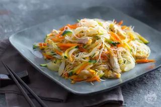 Spaghetti di riso con pollo curry