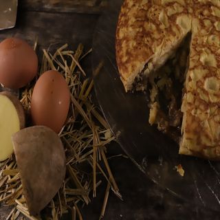 Tortilla de queso de cabra y cebolla caramelizada (grande)