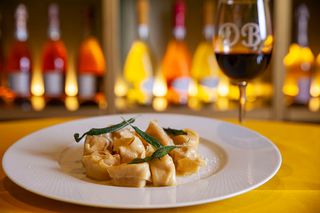 Tortellini relleno de carne (ternera blanca-cerdo) con mantequilla y salvia