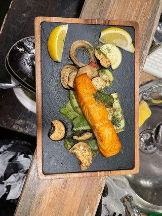 Филе от сьомга с  гриловани зеленчуци