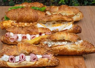 Sendvič kroasan sa jajem na oko