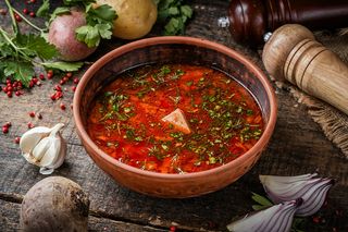 Борщ з копченою грушею, квасолею яською, та свининою