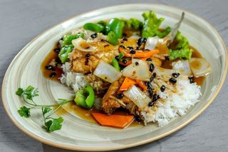 Lubina En Tempura Cubierta Con Una Rica Salsa Picante De Judías Negras