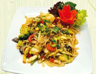 Makaron ryżowy smażony z mięsem i warzywami 350g