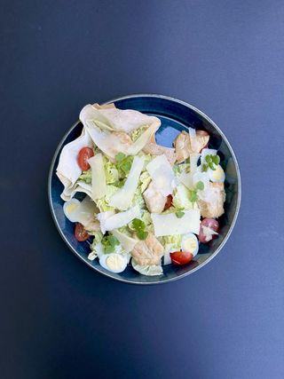 Salata caldă cu pui