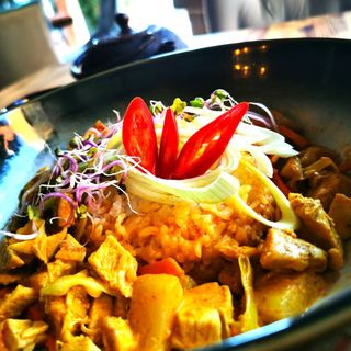 Kurczak w żółtym curry z białym ryżem