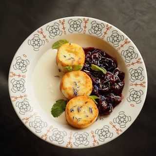 Сирники з вишневим конфі