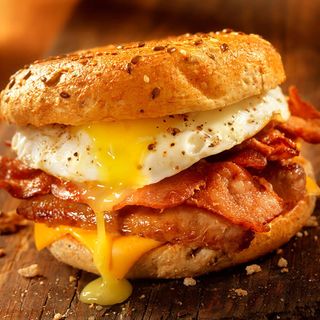 Bocadillo de beicon con queso y huevos fritos