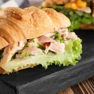 Круассан с курицей и яйцом пашот