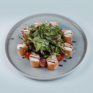 Микс салата с ролом из лосося и сырного крема (300г)