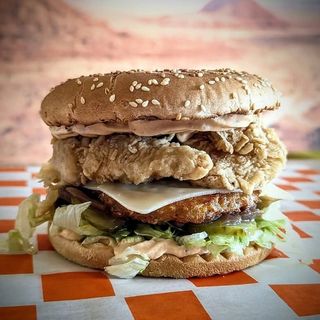 BURGER SEZONOWY Z PLACKIEM ZIEMNIACZANYM, SEREM I KARMELIZOWANĄ CEBULĄ