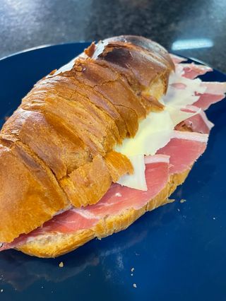 Croissant Con Jamón Serrano Y Queso