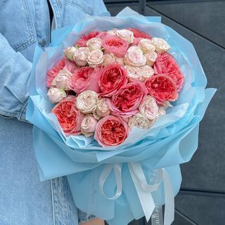 Букет з піоновидних троянд 