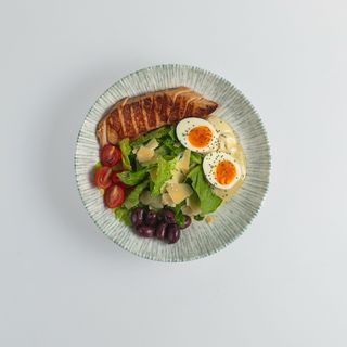 Салат з  курячим філе, яйцем, оливками каламата