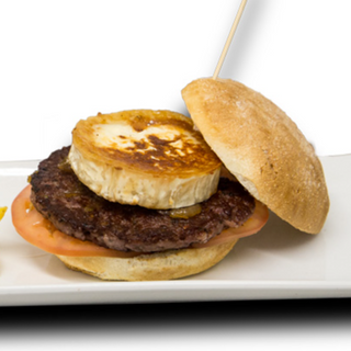 BURGER GRILLE: Carne 100% vacuno (180grs) con queso de cabra grillé, cebolla caramelizada, tomate fresco y salsa de miel y mostaza (Pan Brioche)