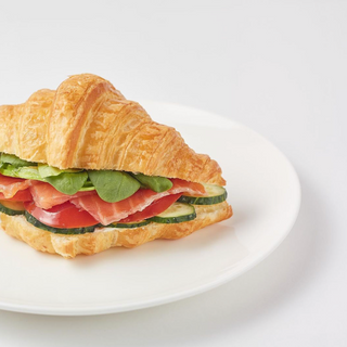 Круасан із червоною рибою