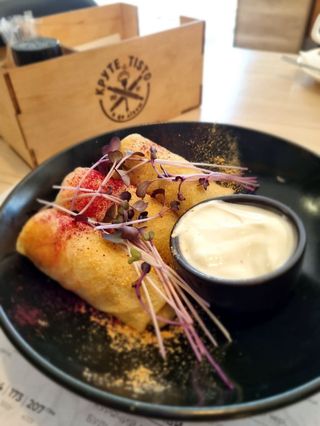 Млинці з куркою та грибами зі сметаною (240/50г)