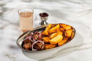 ღორის მწვადი კარტოფილით, სოუსით და კომპოტით