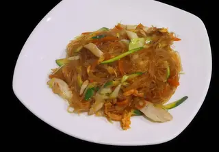141. Spaghetti di soia salsa piccante e verdure
