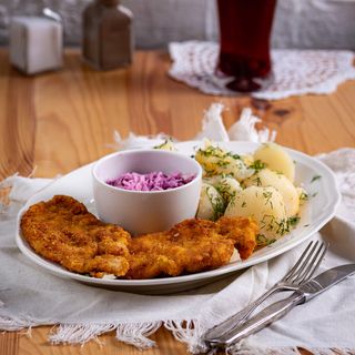 Medaliony drobiowe, ziemniaki gotowane, surówka 