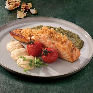 Somon copt cu sos Tom Yam și pesto