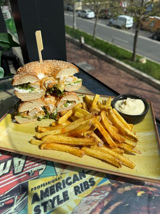 Bagel cu crispy chicken (combo)