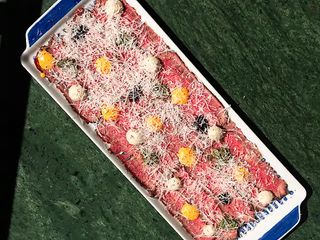 Гранд карпачо з ростбіфу з палітрою соусів (160г)