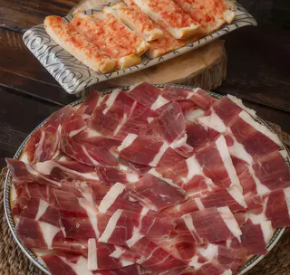 Plato De Jamón Ibérico Bellota Y Pan Con Tomate