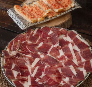 Plato De Jamón Ibérico Bellota Y Pan Con Tomate