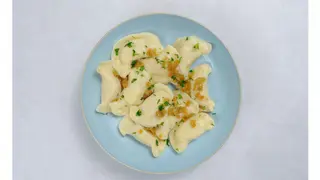 Pierogi z ziemniakami i serem z smażoną cebulą