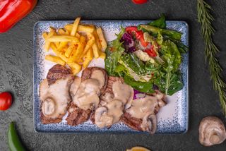 Отбивная баранины с грибным соусом