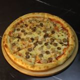 Пицца с колбасками и халапеньо