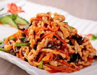 鱼香肉丝Tiras de cerdo con setas y verdura agripiante