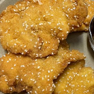 Şniţel din piept de pui cu susan