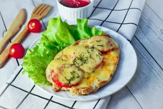 Курица отбивная с помидорами