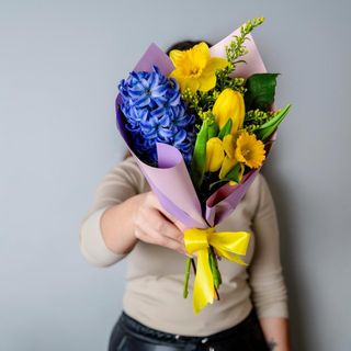 BUCHET PRIMAVARA CU ZAMBILA NARCISE SI LALELE