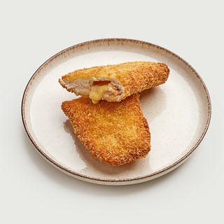 Курячий шніцель зі свинячим баликом та сиром