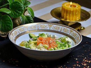 Салат з лососем, грушею, авокадо та сиром горгонзола (230g)