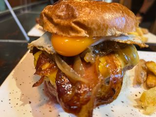 DRY AGED queso, bacon, huevo. 