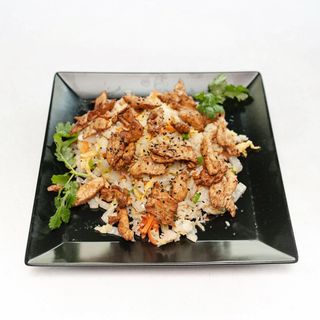 Kurczak z ryżem, jajkiem i warzywami