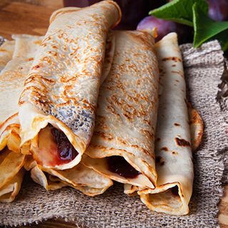 Domaće slatke palačinke sa džemom od kajsije