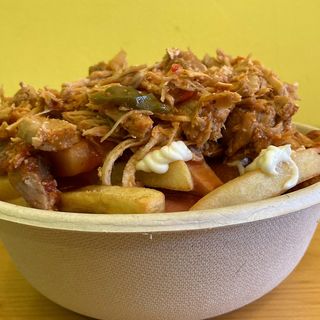 Salchipapa con Cerdo Mechado