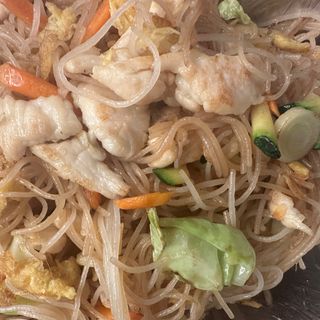 Spaghetti di riso con pollo