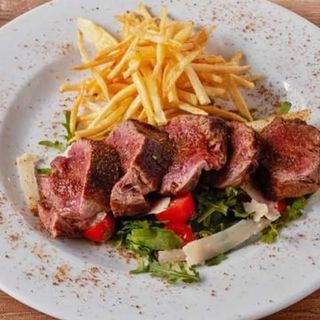 Solomillo De Res Con Parmesano, Rúcula Y Tomate Cherry 