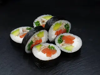 Futomaki z łososiem i węgorzem (6 szt) (191g)