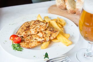 Pileći file sa pomfritom